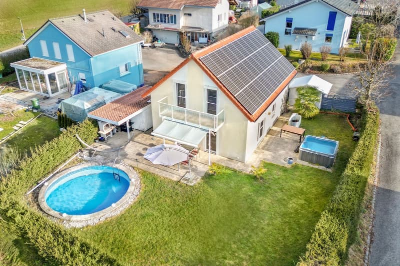 Freistehendes 5.5-Zimmer-Einfamilienhaus mit unschlagbar tiefen Energiekosten (2)