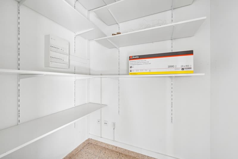 Espace commercial attractif avec vitrine sur la rue principale (10)