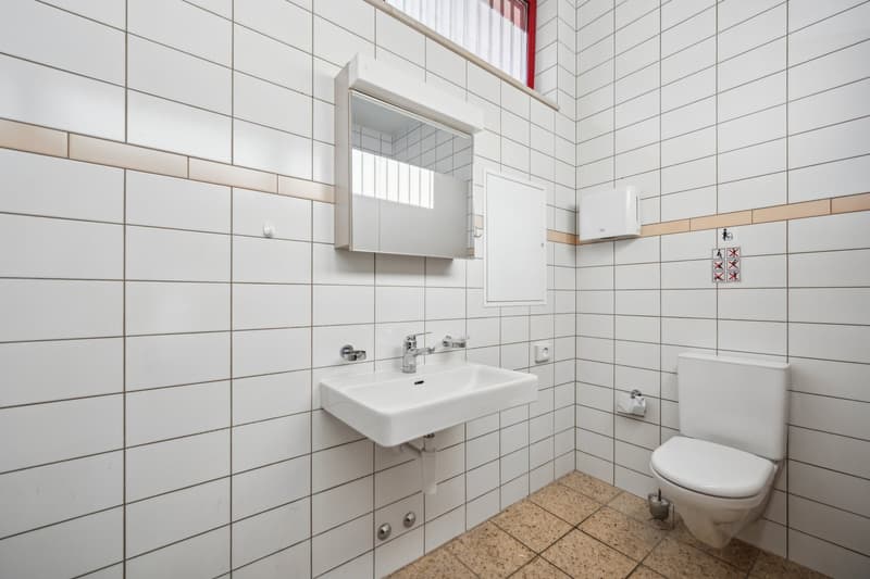 Espace commercial attractif avec vitrine sur la rue principale (9)