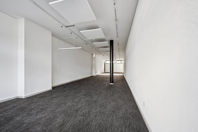Espace commercial attractif avec vitrine sur la rue principale (3)