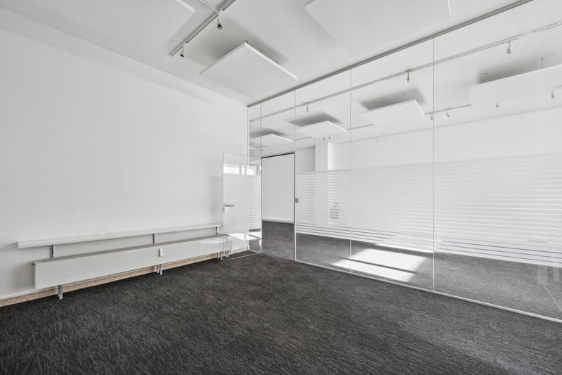 Espace commercial attractif avec vitrine sur la rue principale (4)