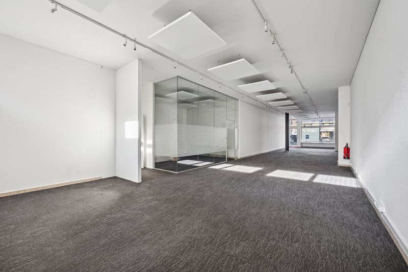 Espace commercial attractif avec vitrine sur la rue principale (5)