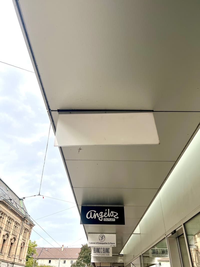 Enseigne lumineuse à louer en plein centre-ville (1)