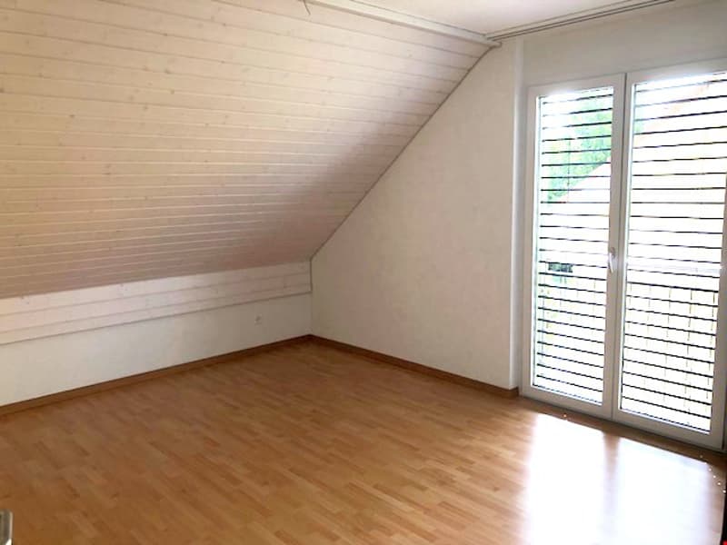 empty room, wooden floor, white walls, wooden ceiling, sliding glass doors, balcony