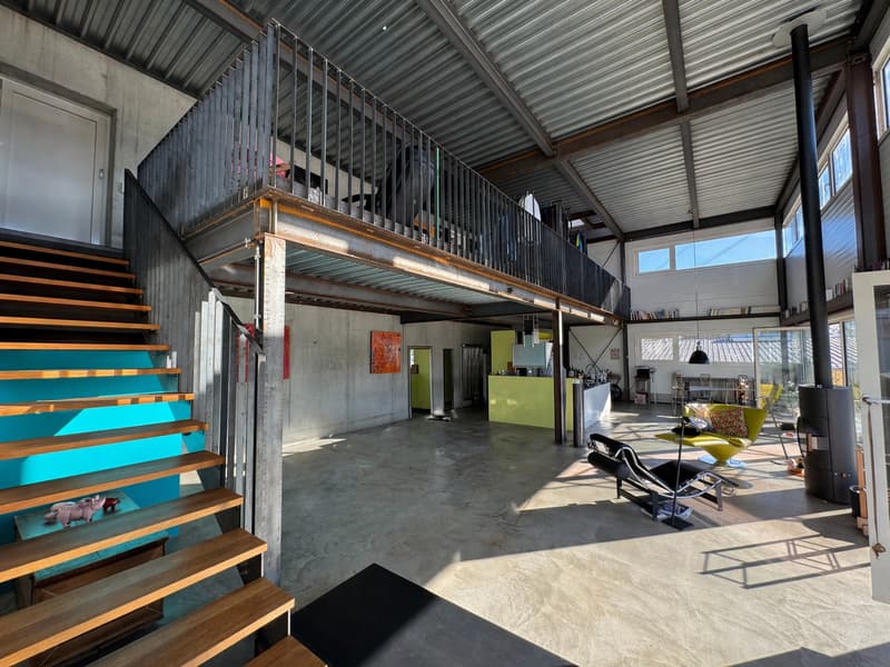 Industrial style house, open floor plan, concrete walls, wooden stairs, metal railings, high ceiling, large windows, modern furniture