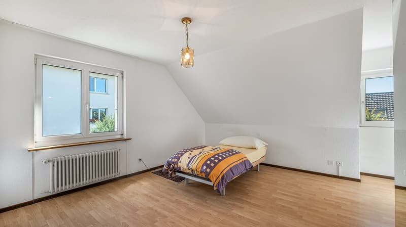 Charmantes 6.5-Zimmer-Einfamilienhaus mit Gartenoase, freistehend (14)