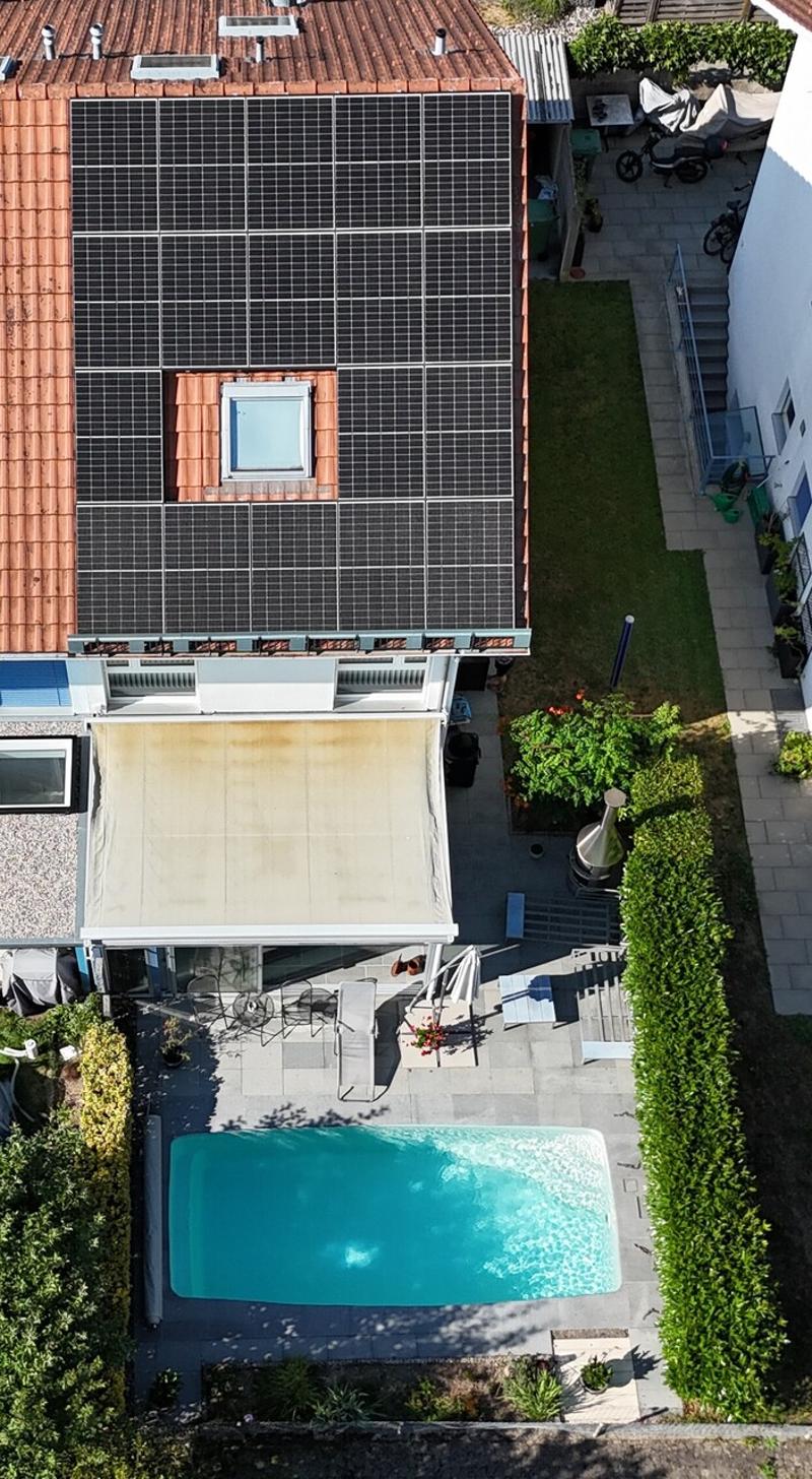 Aussenbereich mit PV-Anlage
