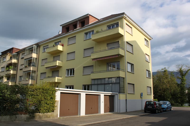 Aussenansicht mit Garagen