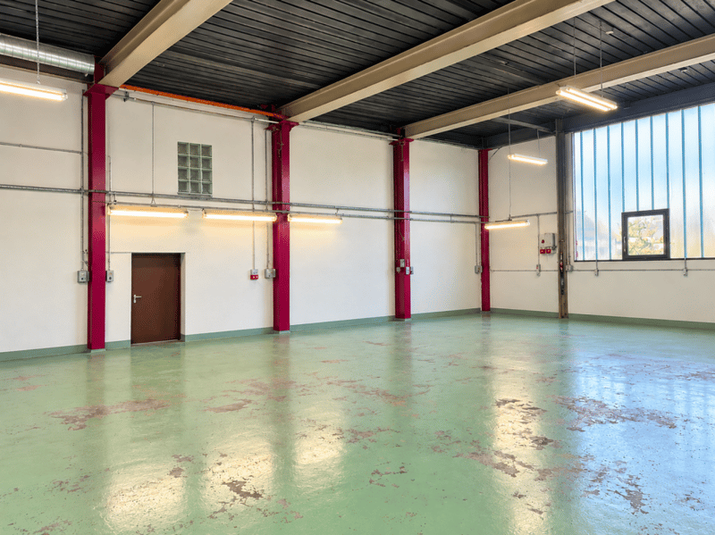 Gewerbe/Lager/Werkstatt/Atelier zu vermieten (3)