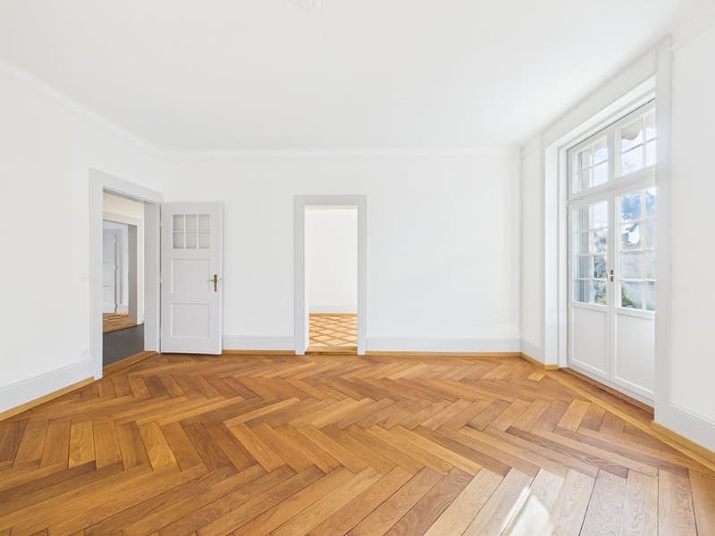empty room, wooden parquet floor, white walls, white doors, large windows