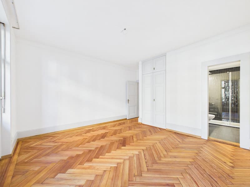 empty room, wooden parquet floor, white walls, white doors, glass door to bathroom