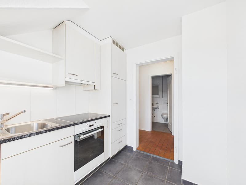 helle 2-Zimmerdachwohnung an zentraler Lage in Bern Bümpliz (2)