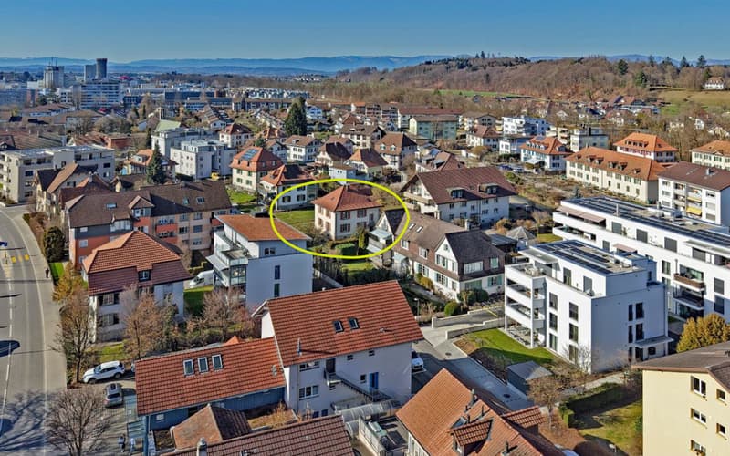 Äs autehrwürdigs Huus mit riesigem Umschwung a idealer Lag, so gross, dass ou zwe Wohnige müglech si (8)