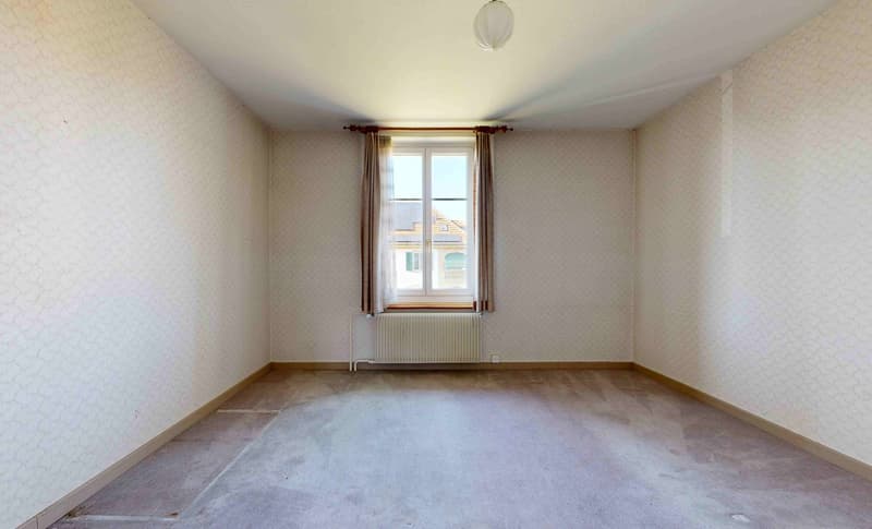 Äs autehrwürdigs Huus mit riesigem Umschwung a idealer Lag, so gross, dass ou zwe Wohnige müglech si (23)