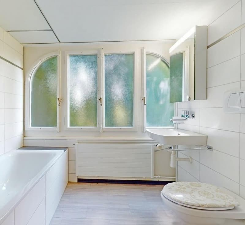 Badezimmer der Wohnung im 1. Obergeschoss