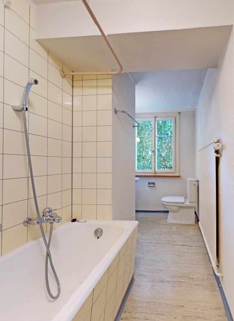 Badezimmer der Wohnung im 2. Obergeschoss