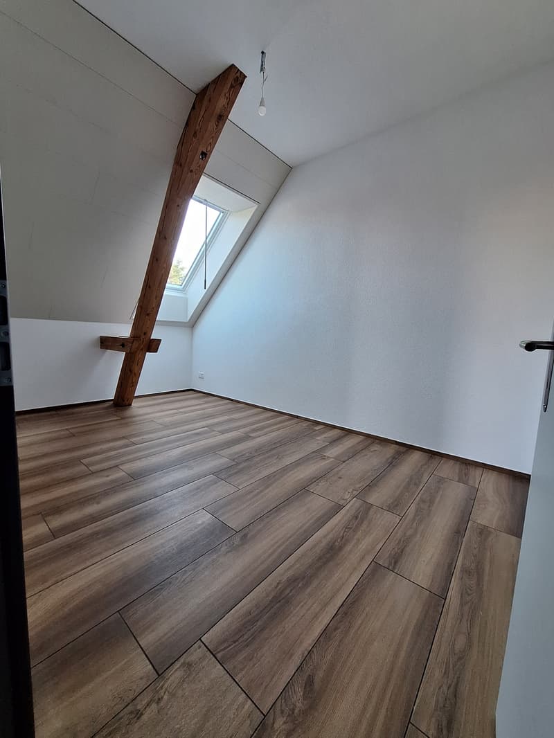 empty room, wooden floor, white walls, wooden beam, skylight