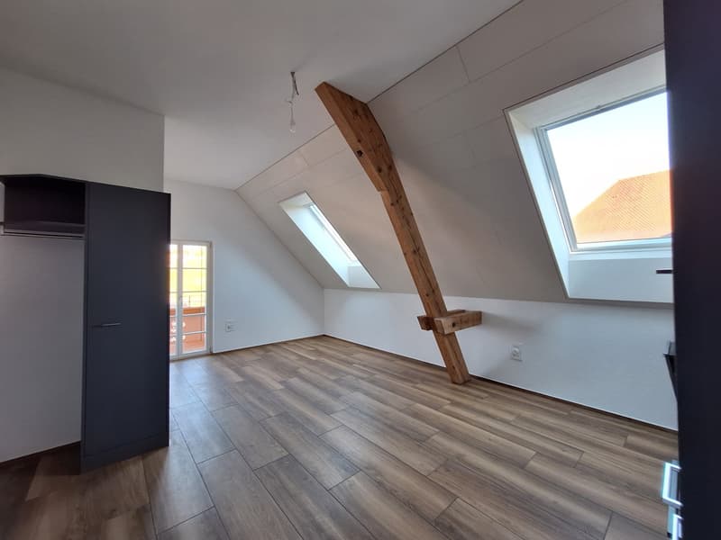 empty room, wooden floor, white walls, wooden beam, 2 windows, balcony