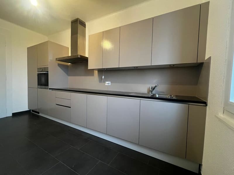 Magnifique appartement de 6 pièces au dernier étage d'un immeuble de caractère - Rue Edouard-Desor 3 à Neuchâtel (2)