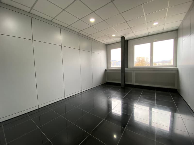 empty room, tiled floor, white walls, two large windows