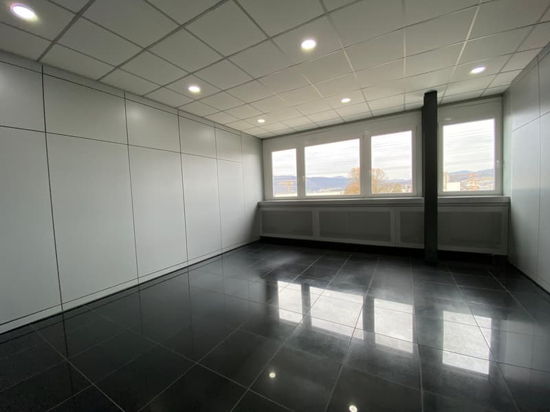 empty room, white walls, black tiles, 3 windows with view