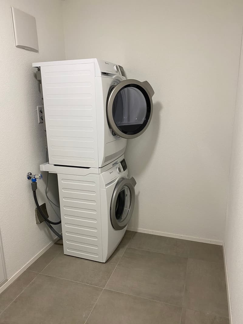 Moderne 2.5-Zimmer-Wohnung mit 19.5 m² Balkon im Herzen von Flüh (10)