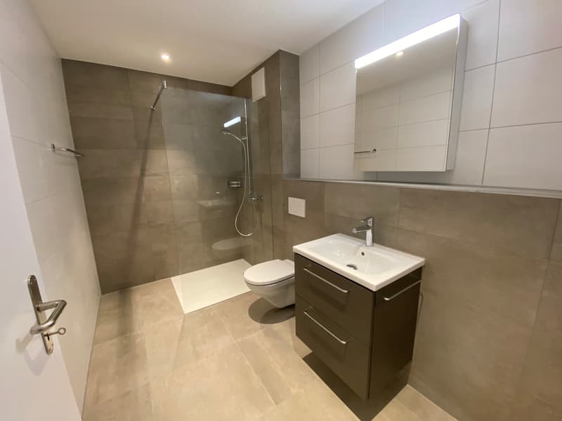 Moderne 2.5-Zimmer-Wohnung mit 19.5 m² Balkon im Herzen von Flüh (6)