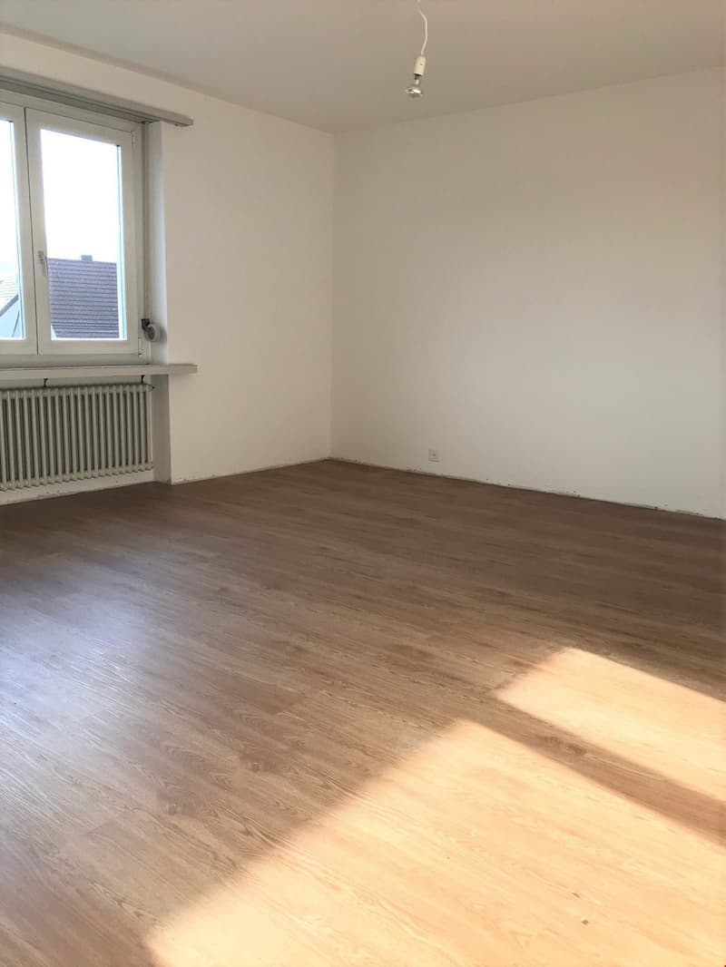 Schlafzimmer gross unten, mit Badzugang