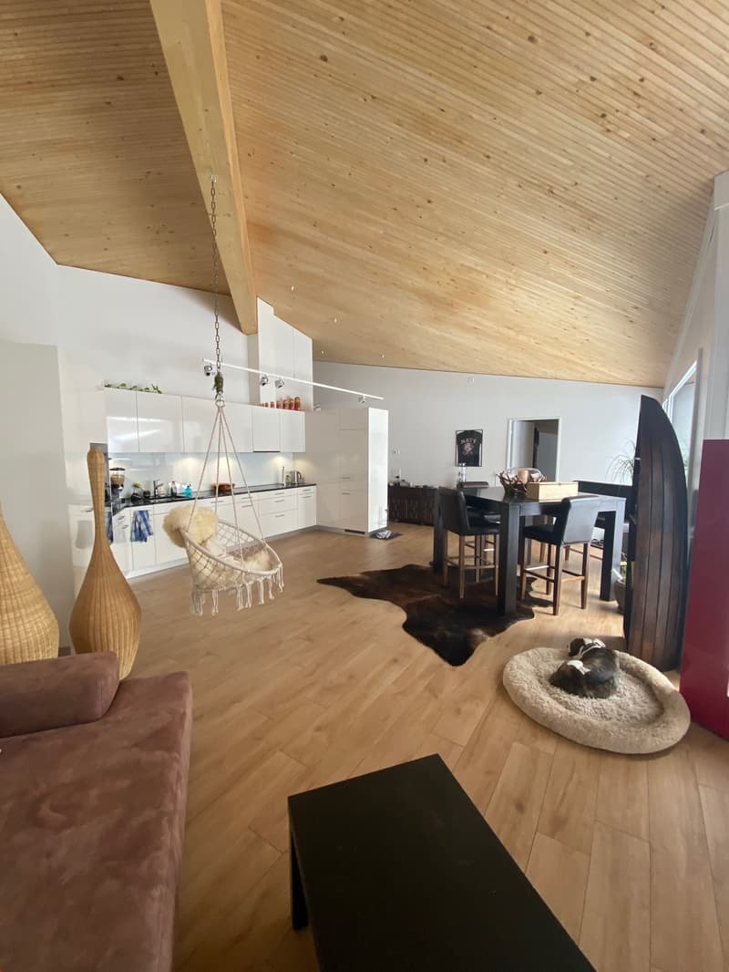 Unglaubliches Ambiente mit den hohen Räumen und Holzbalken sowie der modernen offenen Küche