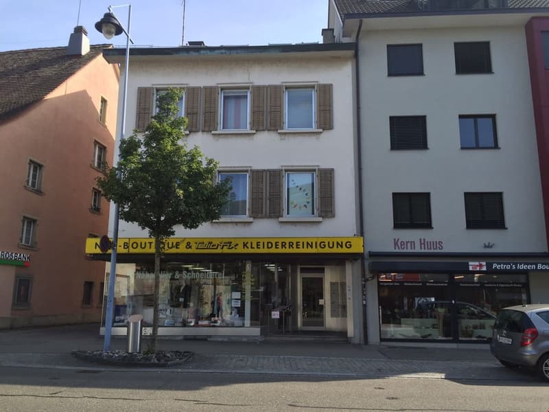 Hübsches, einladendes Haus mit vielen Geschäften in nächster Nähe