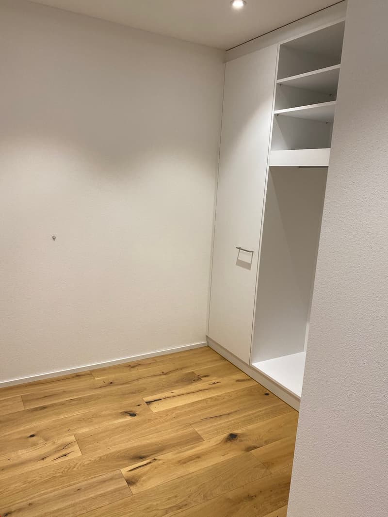 Praktische Einbaugarderobe mit viel Platz und schönen Materialien auch beim Parkett