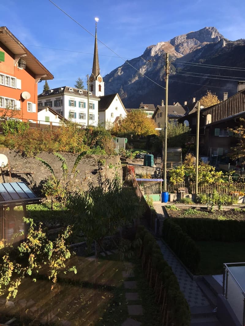 Toller Ausblick vom Wohnzimmer zum schönen Dorf