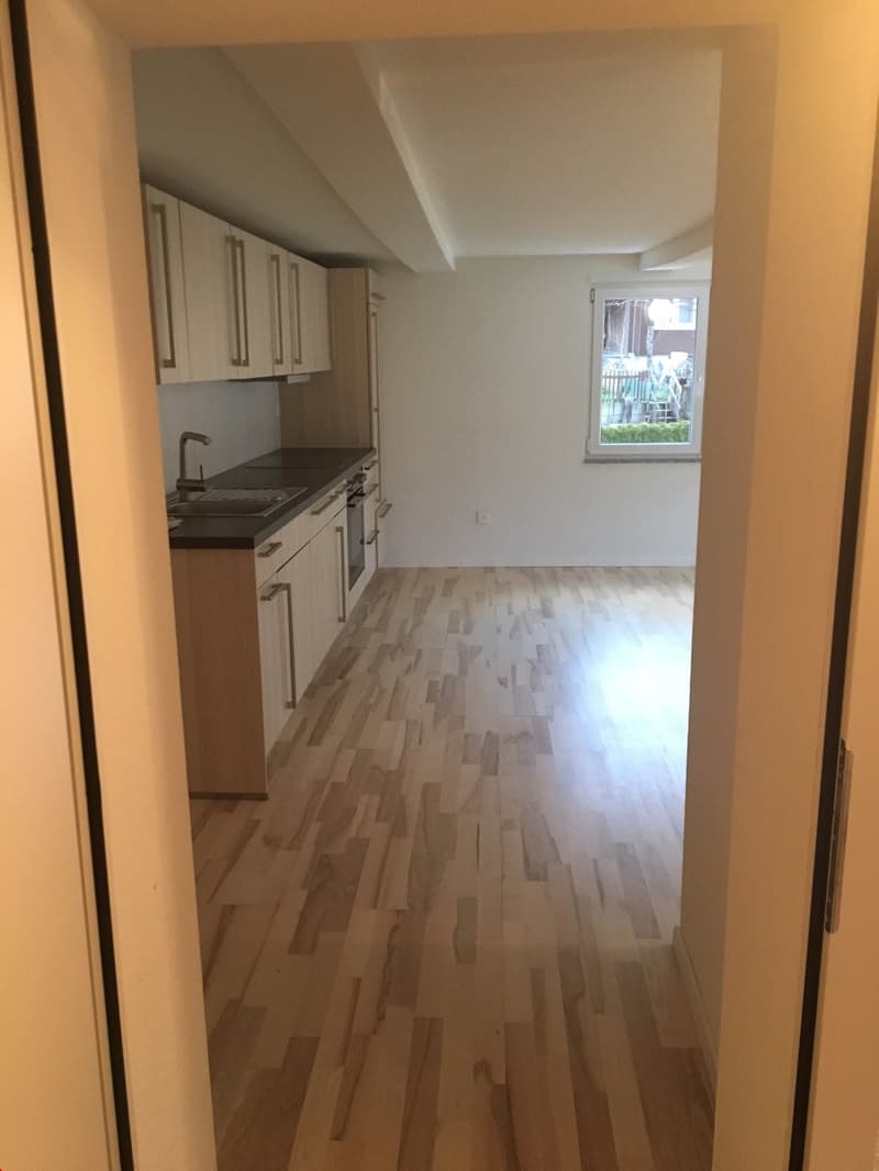 Durchblick vom Schlafzimmer zum Wohnzimmer mit offener Küche