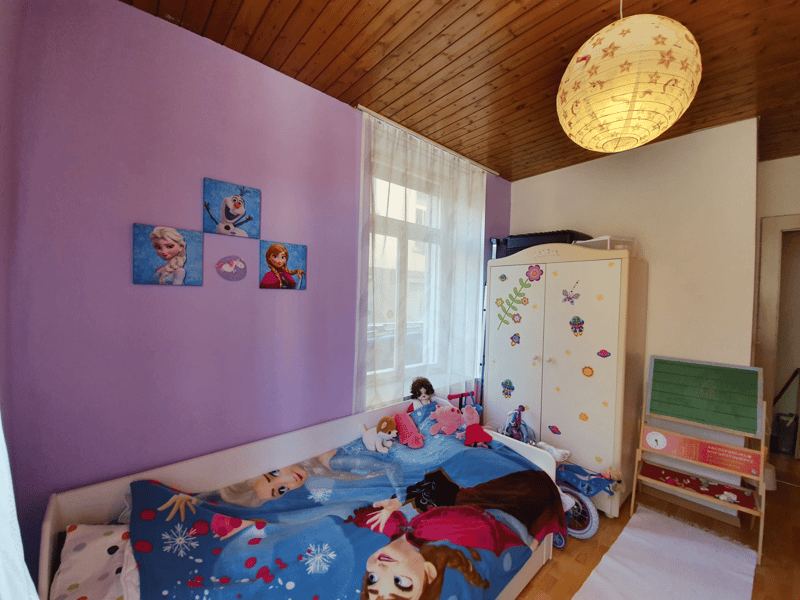 Schönes, helles Kinderschlafzimmer