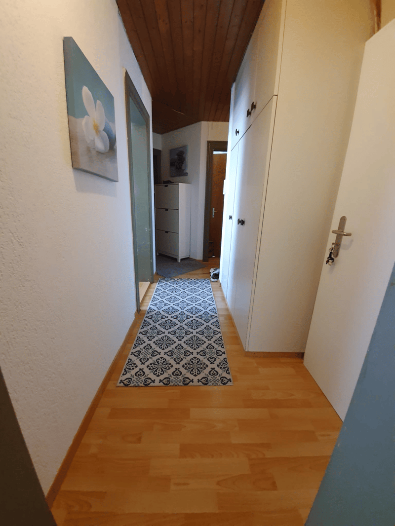 Blick durch den Gang zum Eingangsbereich