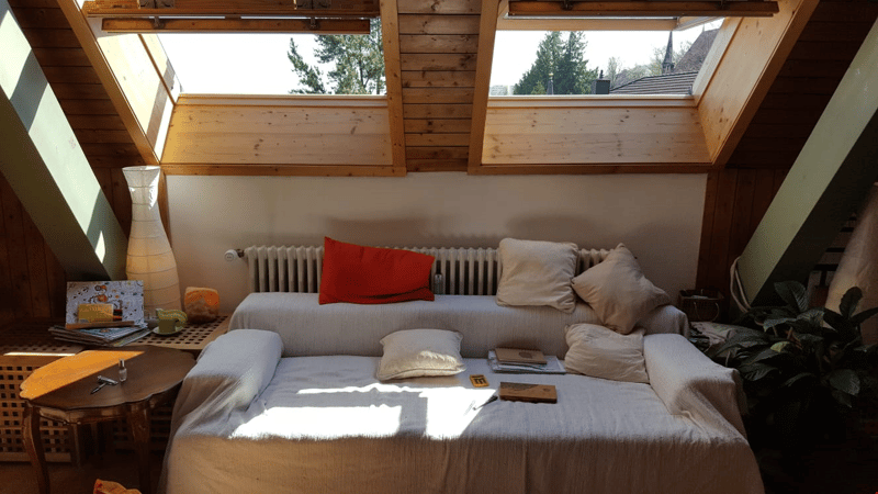 Viel Platz für eine helle Sofaecke mit Dachfenstern