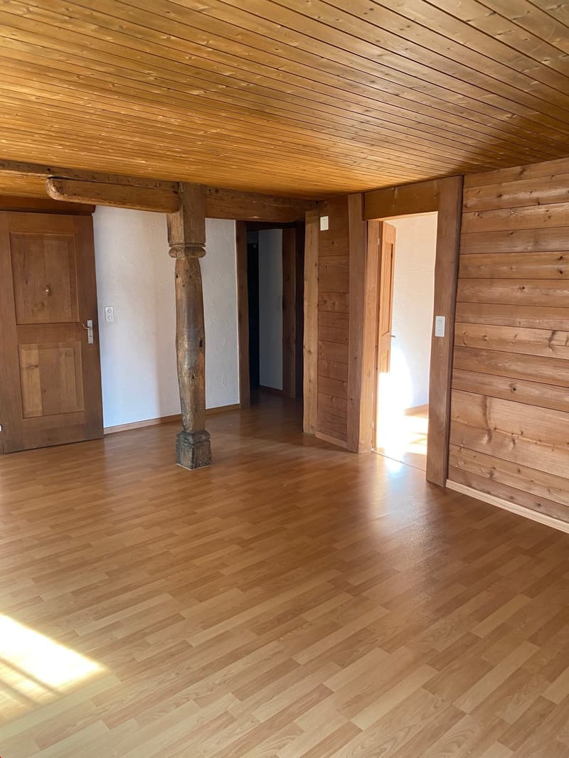 Blick vom Wohnzimmer in Richtung Schlafzimmer und Küche