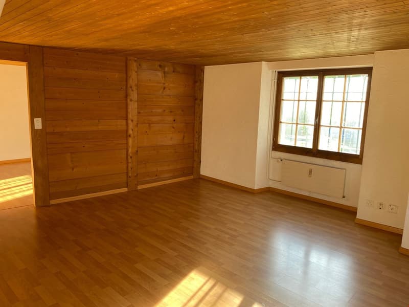 Wohnzimmer mit viel Platz und vielen Fenstern
