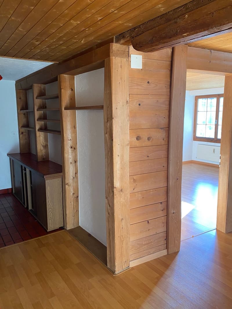 Küche mit viel Platz und vielen Gestellen sowie Blick in Richtung Schlafzimmer