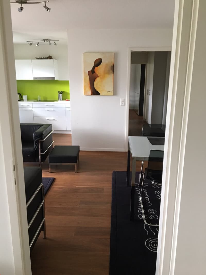 Schönes Wohnzimmer mit offener Küche und tollem Parkett
