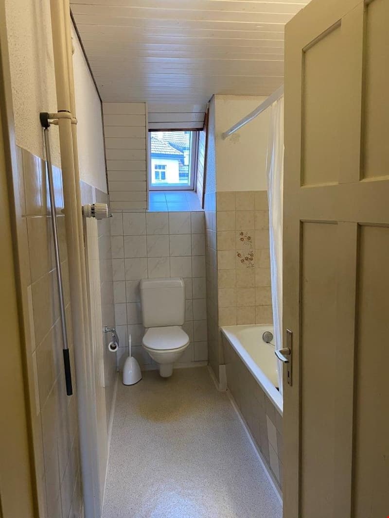 Badezimmer mit Badewanne, Lavabo, Spiegelschrank und WC