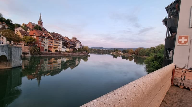 Hübsche Aussicht auf den Rhein von der nahe gelegenen Brücke