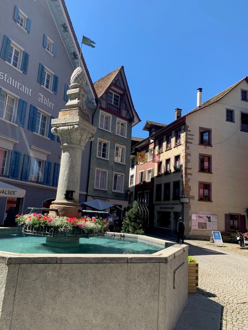 Blick auf das tolle Altstadthaus am grossen Platz mit Brunnen