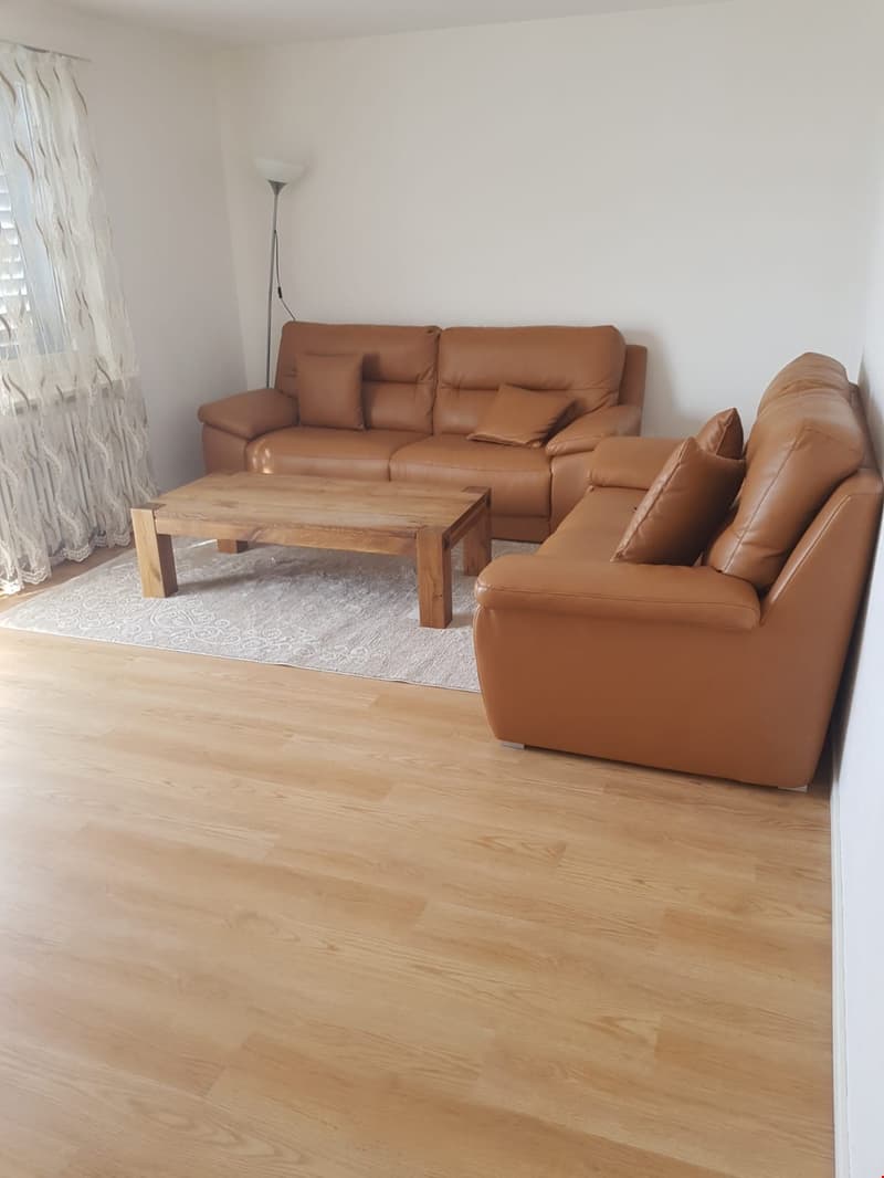 Helles Wohnzimmer mit direktem Ausgang zum Balkon