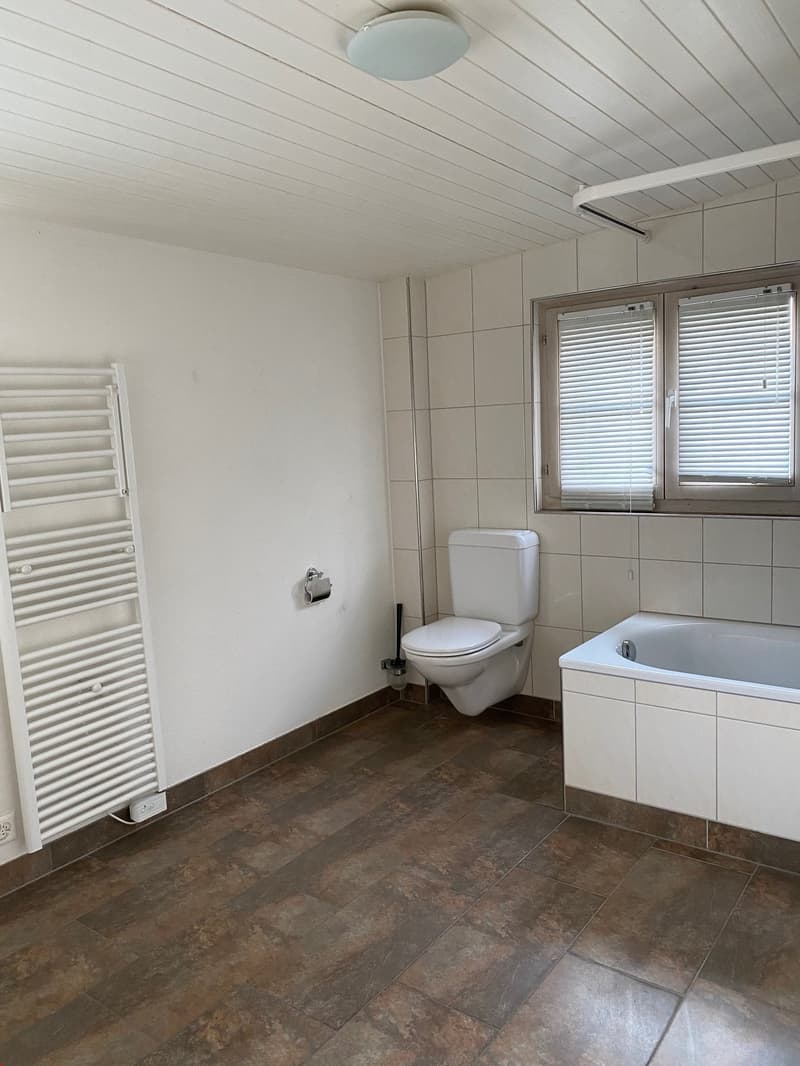 Badezimmer mit Lavabo, Badewanne und WC