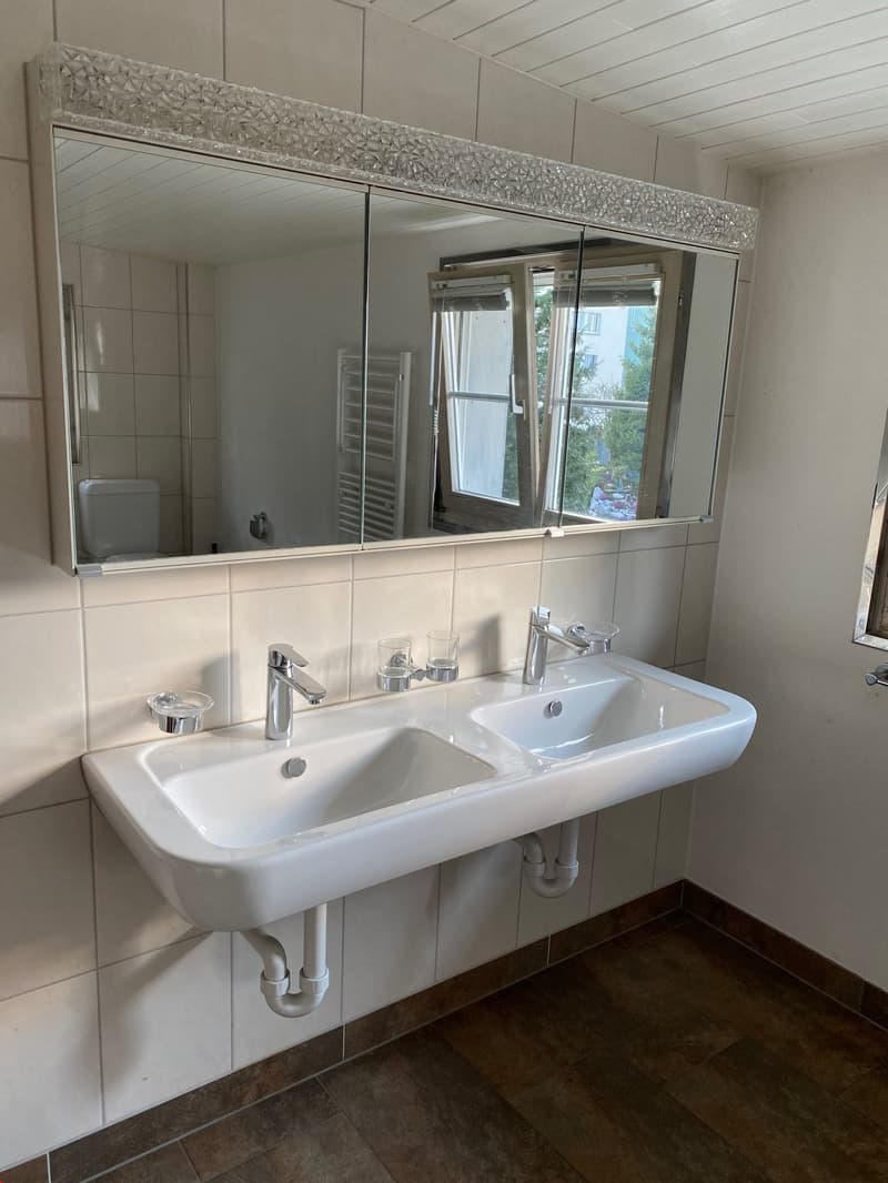 Helles und grosses Badezimmer