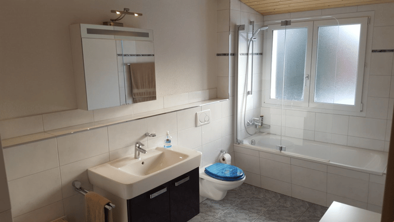 Sehr geräumiges, modernes Badezimmer mit Badewanne