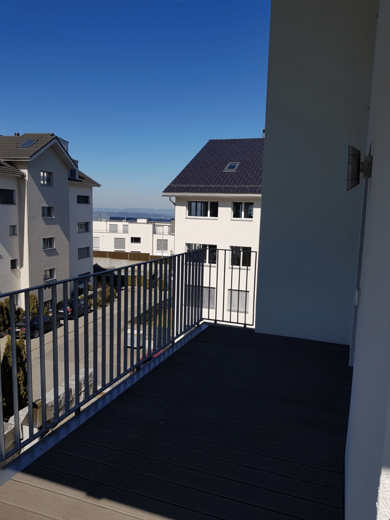 Schöne Fernsicht und Nachmittags-/Abendsonne auf dem Balkon