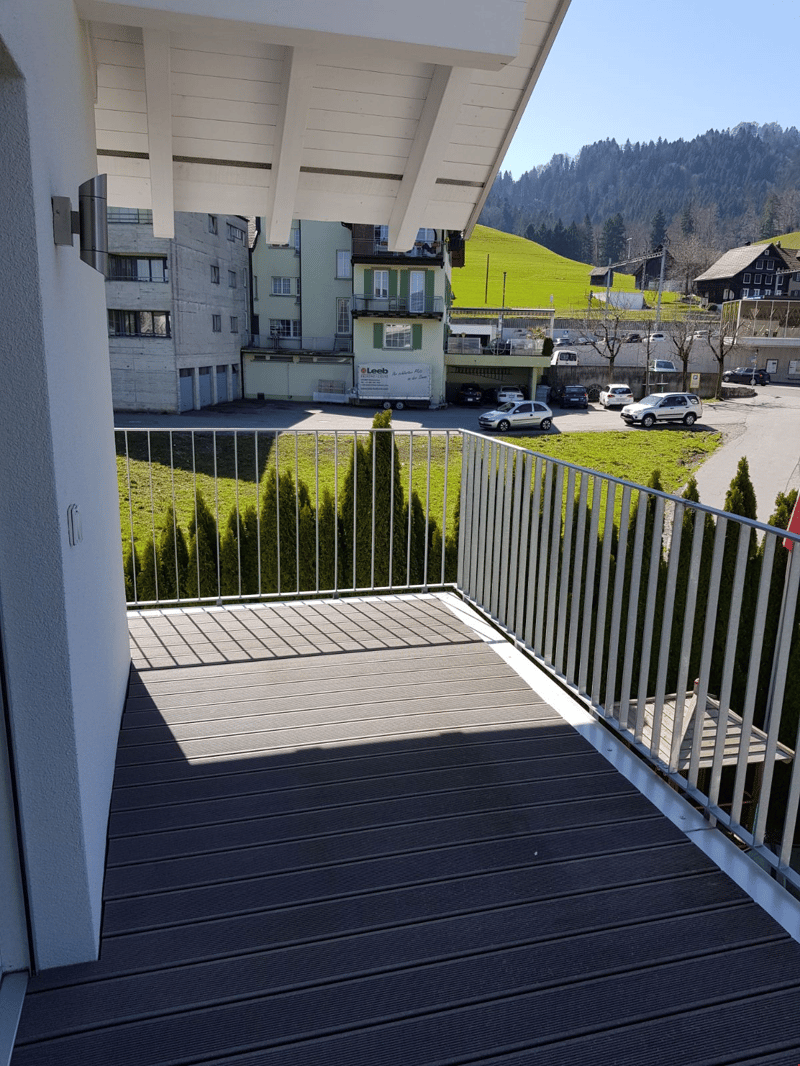 Toller und grosszügiger Balkon mit schönem Ausblick