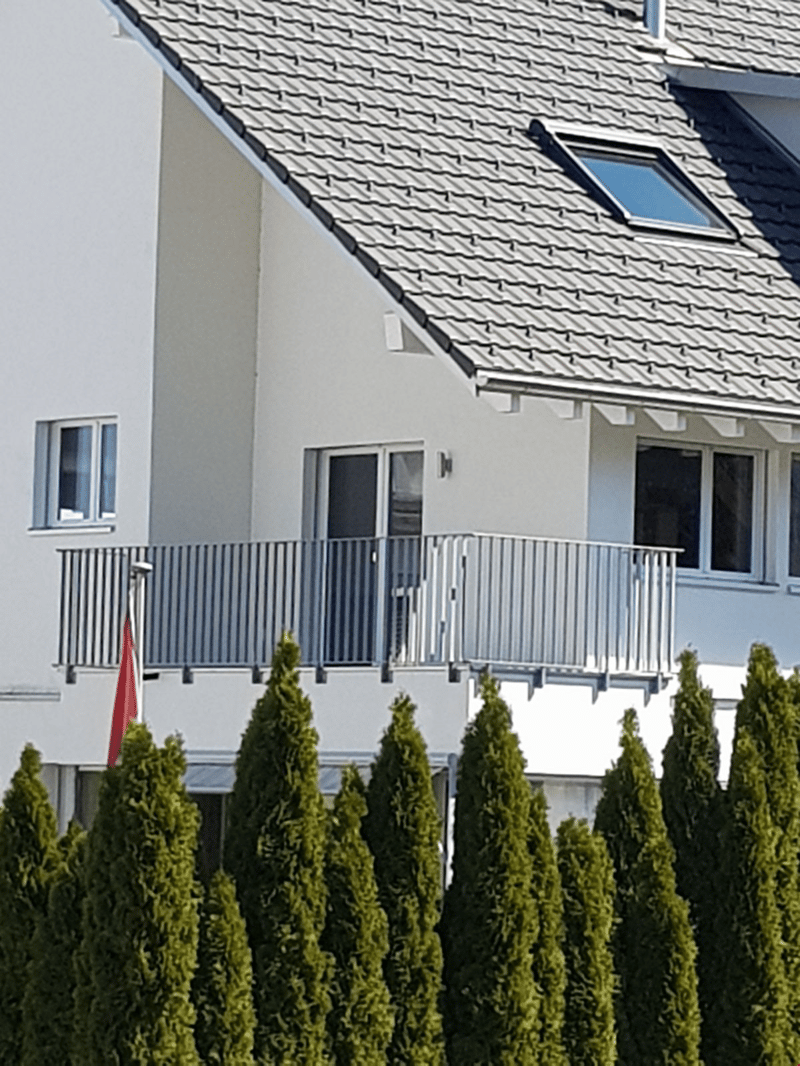 Geschützter Balkon unter dem Dachvorsprung sowie mit schönem Ausblick